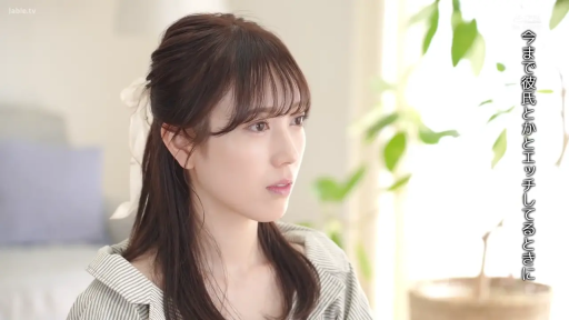 沉思 · 忧郁 · 卧室 · 条纹衬衫 · 半身 · 绿植 · 清新风格 · 侧身坐