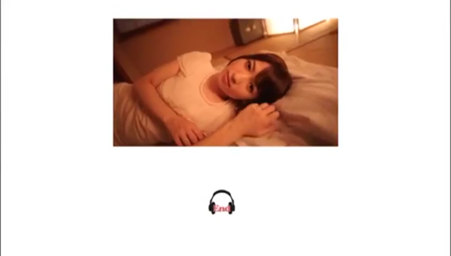 卧室 · 白色短袖 · 枕头 · 对视 · 上半身 · 温柔 · 侧卧 · 暖色调