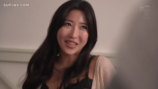 Indoor · Sitting Posture · Conversation · Smile · 近景 · 米色针织开衫