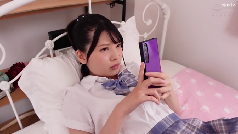 坐姿 · 微笑 · 桌子 · 空姐制服 · 访谈 · 演播室 · 节目截图