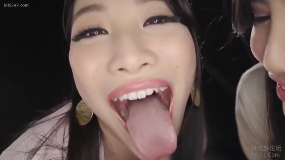 室内 · 顔部のクローズアップ · カジュアルウェア · 舌を出して · 正对镜头