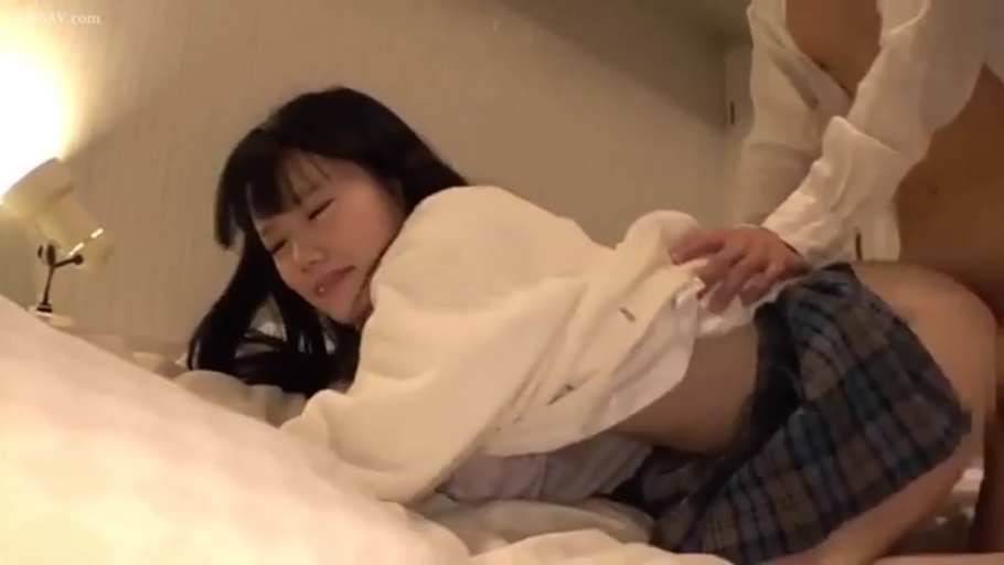 卧室 · 性行为 · 后入式 · 臀部 · 台灯 · 痛苦 · JK制服