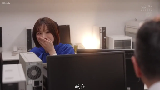 坐姿 · 办公室 · 中景 · 蓝色上衣