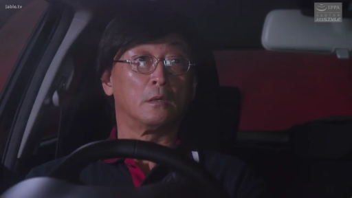 Sitting Posture · 单人 · Glasses · 专注 · Close-up of the face · 车内 · 驾驶 · 翻领衫