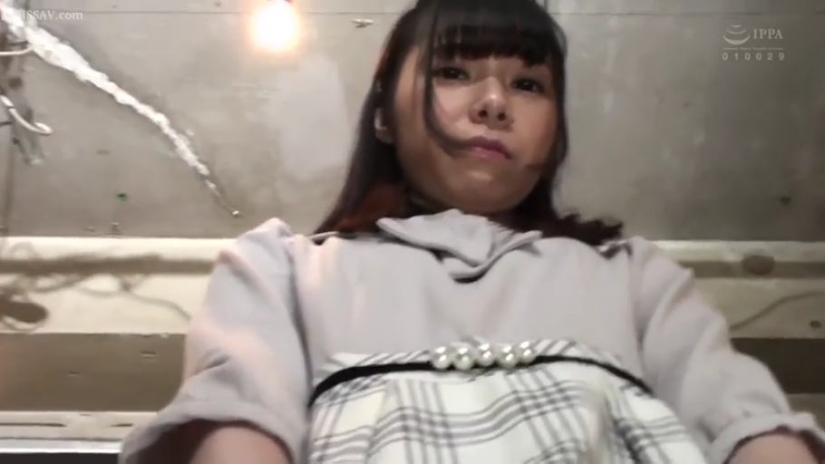 室内 · 身をかがめる · 格纹裙 · 注視 · 冷淡 · 低角度 · 仰拍脸部