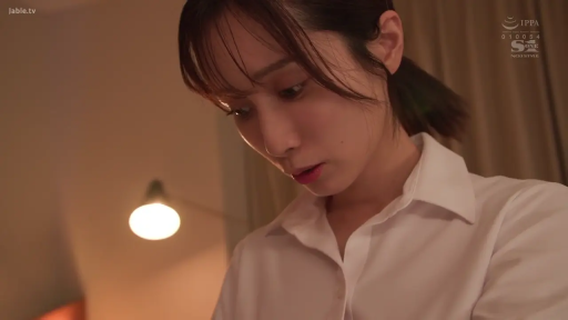 室内 · 低头 · 专注 · 脸部特写 · 白衬衫 · 台灯 · 注视 · 暖光