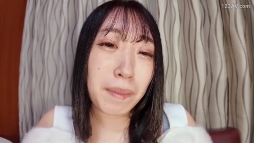 展示 · 微笑 · 半身 · 影棚 · 封面 · 正对 · 白西装 · 封面字样