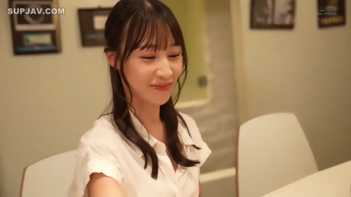 室内 · 坐姿 · 面部 · 微笑 · 自然 · 白色衬衫 · 装饰画 · 对视