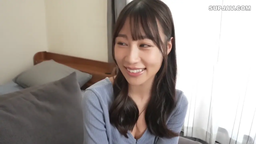 座り姿勢 · 单人 · 甘美 · 寝室 · 微笑 · 枕头 · 顔のクローズアップ · 蓝色针织衫