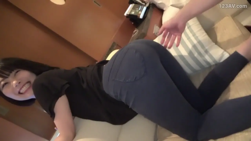 卧室 · 臀部 · 微笑 · 枕头 · 跪趴 · 互动 · 紧身裤 · 业余