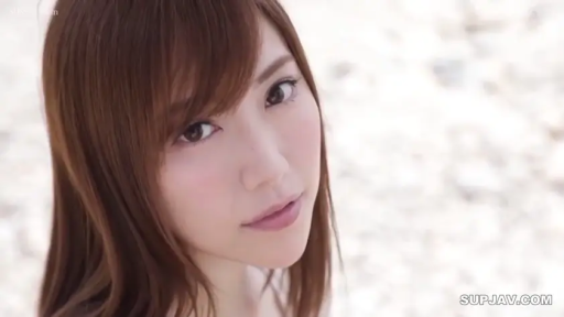 Close-up of the face · White top · Stare · Outdoor · 温柔 · 歪头 · 清纯少女