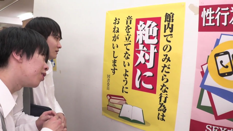 室内 · 上半身特写 · 半裸 · 露出 · 倚靠 · 哭喊 · 木柱 · 被众目睽睽