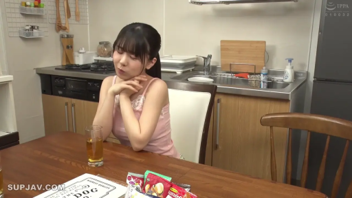 坐姿 · 羞涩 · 微笑 · 厨房 · 上半身 · 零食 · 日常居家 · 粉色蕾丝吊带