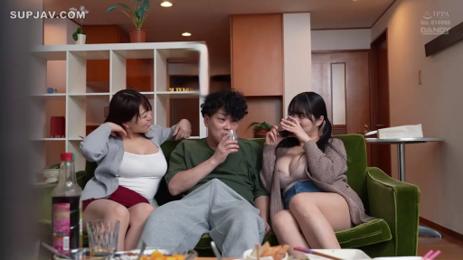 坐姿 · 胸部 · 微笑 · 客厅 · 酒杯 · 便服 · 喝酒 · 一男二女