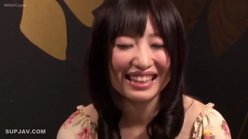 室內 · 坐姿 · 臉部特寫 · 交谈行为 · 碎花裙 · 背景板 · 人像 · 大笑表情