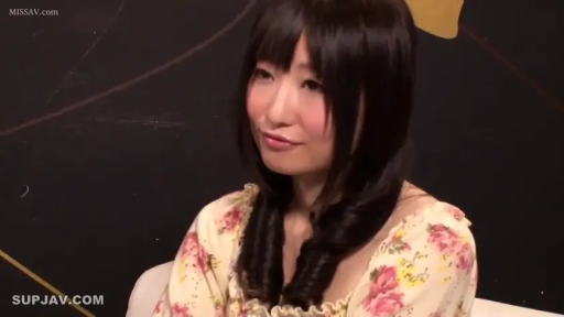 室内 · 座り姿勢 · 面部 · 微笑 · 黑色背景 · 花柄のワンピース · 倾听