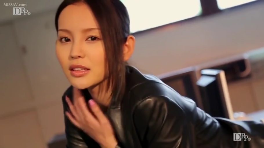 办公室 · 电脑 · 面部特写 · 注视镜头 · 微张嘴 · 前倾 · 日本AV · 黑色皮夹克