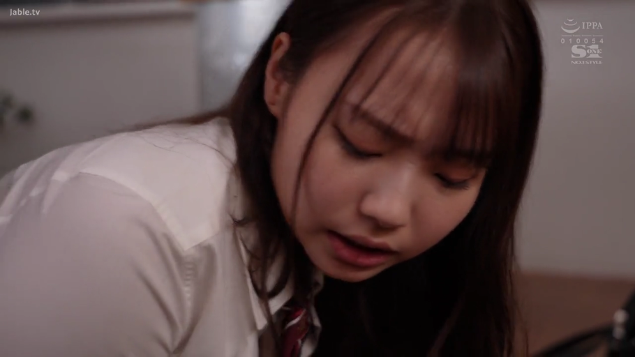 室内 · 俯身 · 校服 · 脸部特写