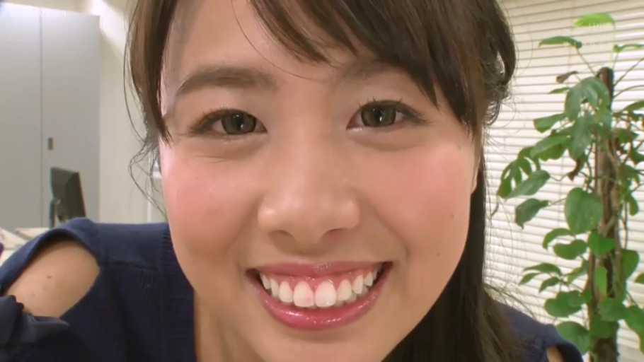 Indoor · Close-up of the face · 注视镜头 · Asian women · Dark blue top · Background greenery · 露齿微笑 · 俯身靠近