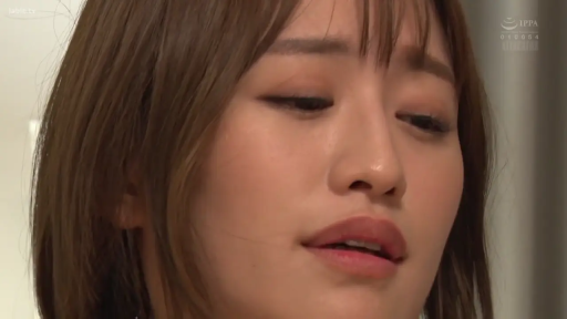 Indoor · 单人 · Close-up of the face · Gaze · Side face · Sorrow · 不详