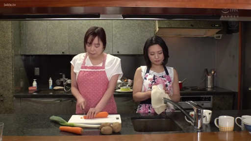 专注 · 站立 · 全景 · 厨房 · 日常 · 围裙 · 厨具 · 烹饪