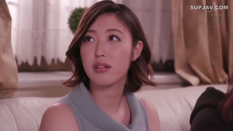 室内 · 坐姿 · 脸部特写 · 窗帘 · 短发 · 惊讶 · 观看 · 无袖高领上衣