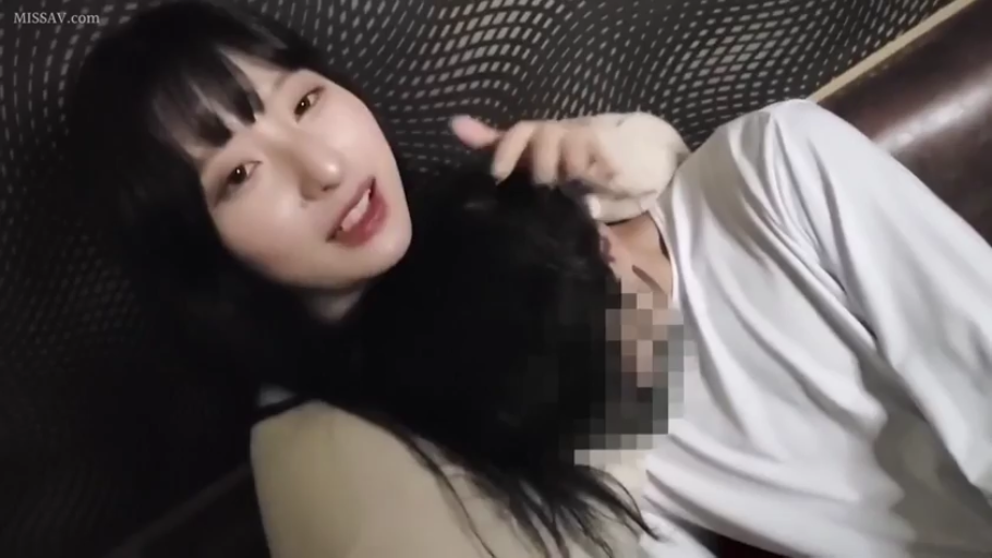 坐姿 · 摆拍 · 微笑 · 半身 · 酒杯 · 白色紧身裙 · 紫色沙发 · 会所
