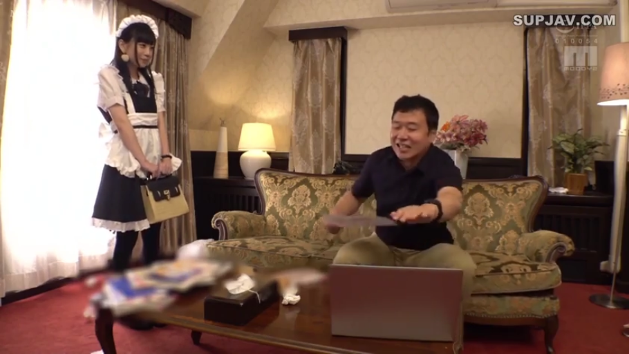 室内 · 站立 · 全景 · 微笑 · 剧情 · 笔记本电脑 · 女仆装 · 互动