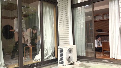 性行为 · 中景 · 偷窥视角 · 空调外机 · 专注表情 · 弯腰姿势 · 休闲裤 · 客厅落地窗