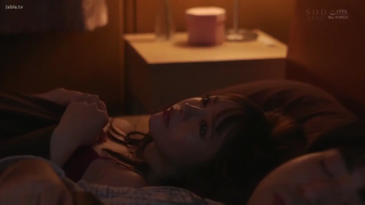 寝室 · 迷離 · 仰向け姿勢 · 侧脸 · 睡衣 · 暗光 · ベッドサイドテーブル · 休息