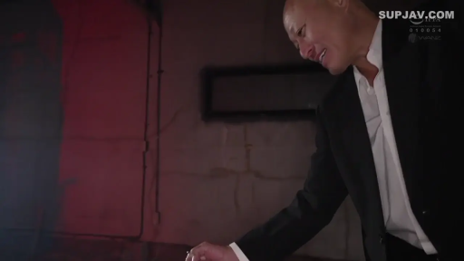 面部 · 俯身 · 暗室 · 注視 · 西裝 · 奸笑 · 光头男