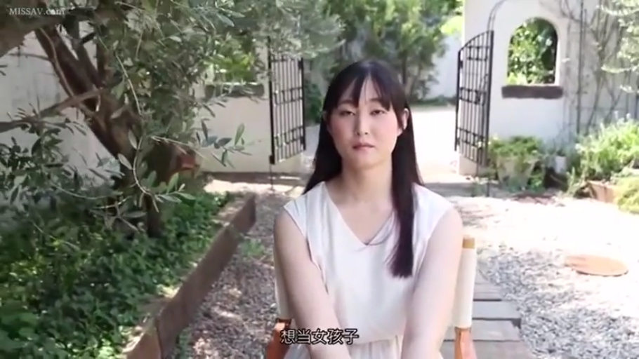 坐姿 · 平静 · 半身特写 · 户外花园 · 访谈 · 街头采访 · 折叠椅 · 白色无袖连衣裙