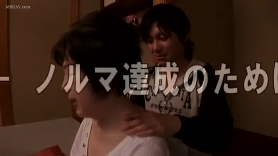 室内 · 字幕 · 微笑 · 半身 · 休闲装 · 按摩 · 身后