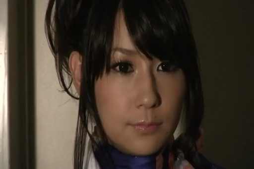 室内 · 脸部特写 · 平静 · 对视 · 职业制服 · 丝巾 · 黑发 · 正面凝视