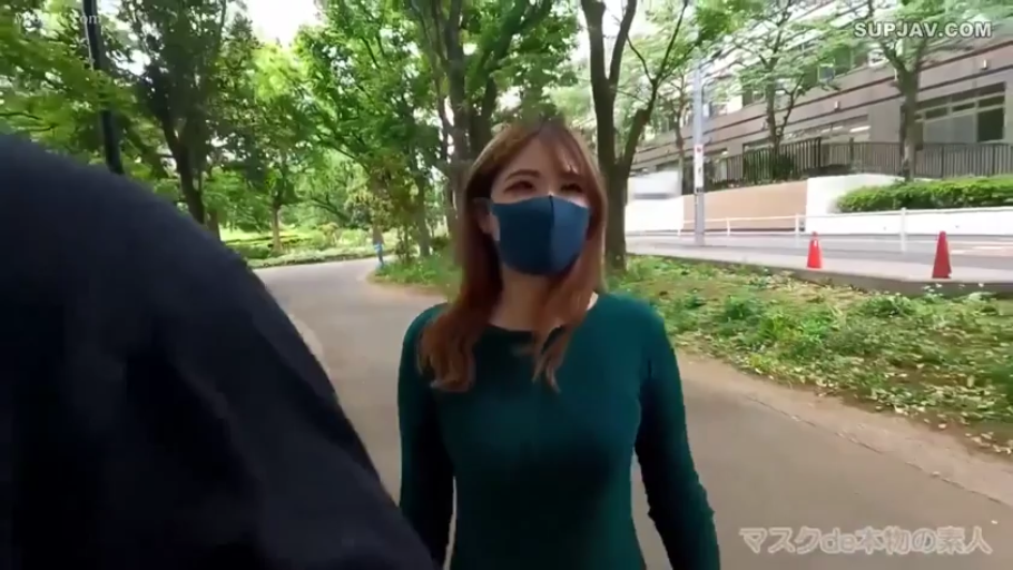 站立 · 上半身 · 户外 · 紧身连衣裙