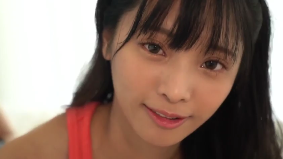 Indoor · Close-up of the face · Smile · Stare · Tilt head back · 长发 · 橙色背心