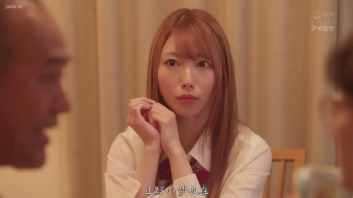 坐姿 · 校服 · 中景 · 微笑 · 餐厅 · 用餐 · 家庭聚会 · 蛋糕