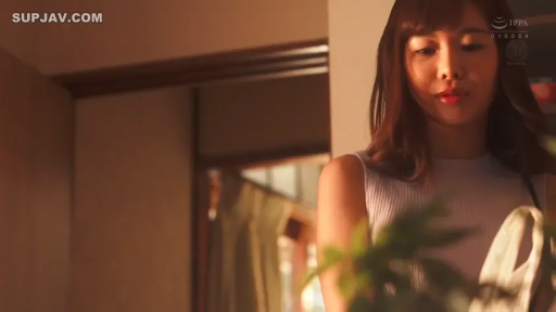 室内 · 站姿 · 半身特写 · 无袖针织衫