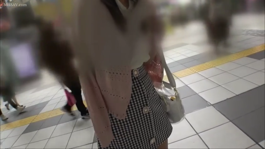 站立 · 下半身 · 针织开衫 · 车站