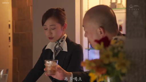 坐姿 · 平静 · 上半身 · OL · 丝巾 · 酒吧 · 威士忌杯 · 递酒