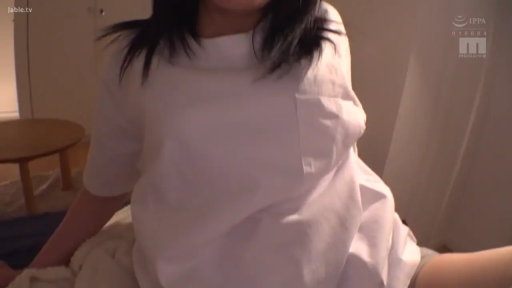 室内 · 俯身 · 脸部特写 · 微笑 · 居家 · 注视镜头 · 白色T恤 · 室内灯