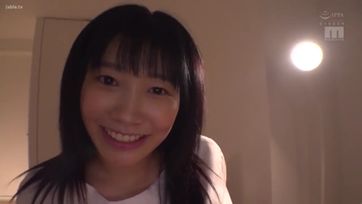 白色短袖 · 面部特写 · 俯身前倾 · 注视镜头 · 小圆桌 · 甜美微笑 · 居家室内 · 生活化视角