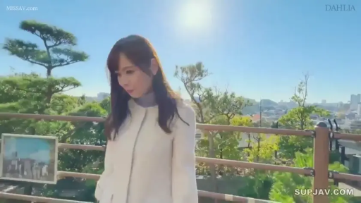 站立 · 自然 · 半身 · 户外 · 长发 · 白色大衣 · 漫步