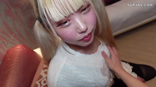 室内 · 坐姿 · 迷离 · 面部特写 · 白色毛衣 · 被抚摸 · 金发双马尾