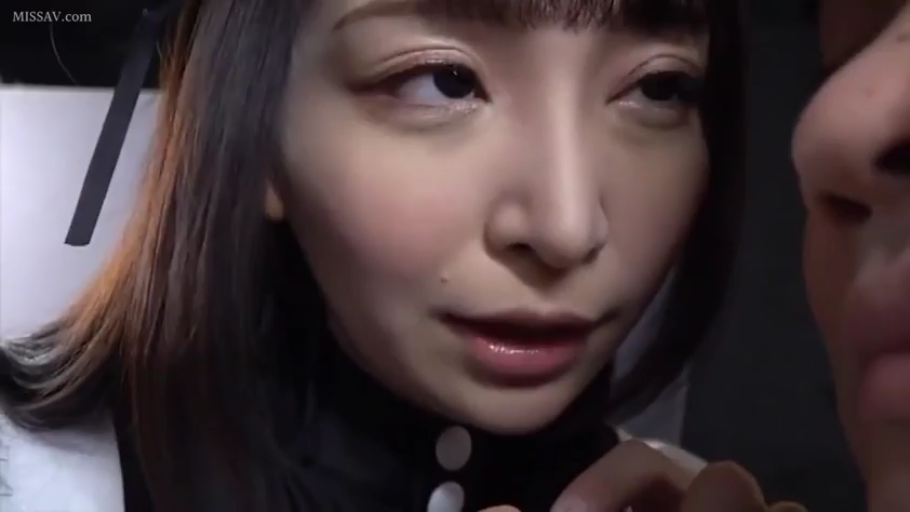 室内 · 俯身 · 专注 · 脸部特写 · 第一人称视角 · 注视 · 黑白制服