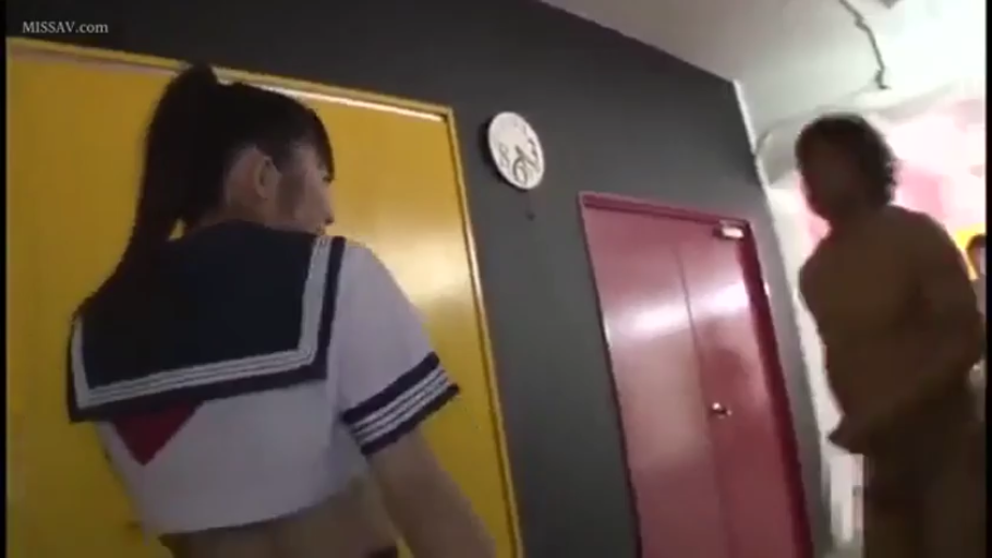侧身 · 摆拍 · 微笑 · 跪姿 · 紫色蕾丝内衣 · 影棚 · 显示器 · 修图界面