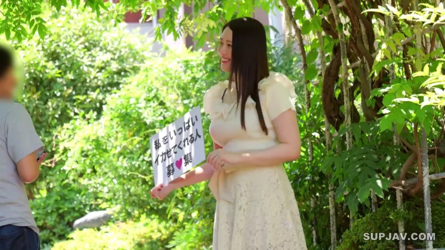 站立 · 巨乳 · 中景 · 微笑 · 户外 · 白色连衣裙 · 告示牌 · 街头招募