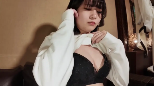 室内 · 坐姿 · 胸部 · 诱惑 · 内衣 · 平淡 · 撩衣 · 卫衣