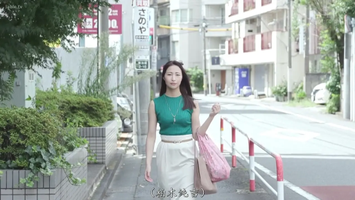 全身 · 自然 · 提包 · 街道 · 绿色针织背心 · 步行 · 赶路 · 街拍风