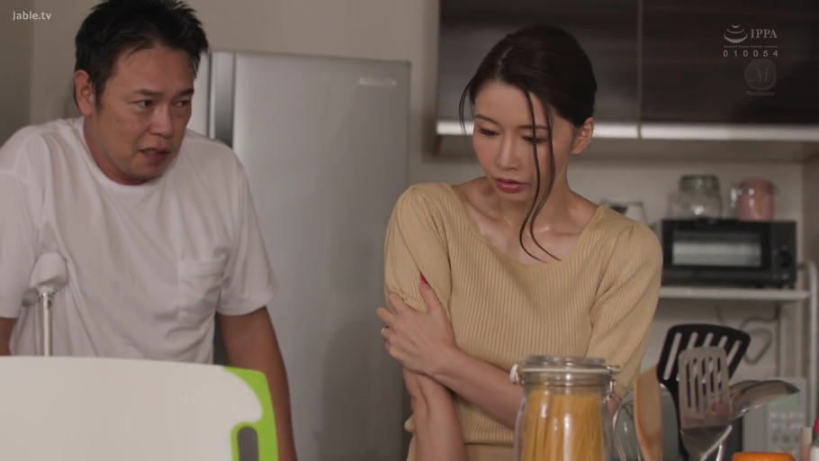 半身 · 对话 · 厨房 · 针织衫 · 熟女 · 憂傷 · 抱臂 · 意面罐